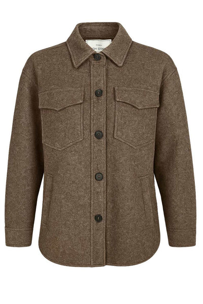 Sobrecamisa de fit oversized, manga larga con puño abotonado, cuello camisero, bolsillos delanteros y frontales de parche con cartera, bajo curveado y cierre frontal con hilera de botones en contraste.