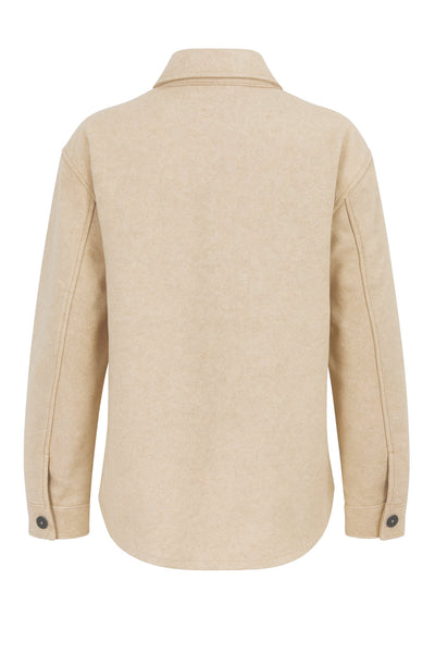 Sobrecamisa de fit oversized, manga larga con puño abotonado, cuello camisero, bolsillos delanteros y frontales de parche con cartera, bajo curveado y cierre frontal con hilera de botones en contraste.