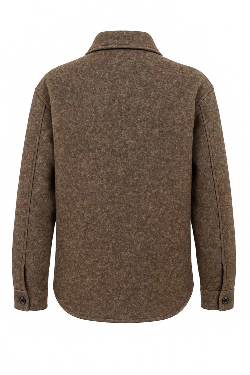 Sobrecamisa de fit oversized, manga larga con puño abotonado, cuello camisero, bolsillos delanteros y frontales de parche con cartera, bajo curveado y cierre frontal con hilera de botones en contraste.