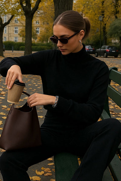 Jersey de punto, cuello alto con rib en borde, manga larga y fit recto.