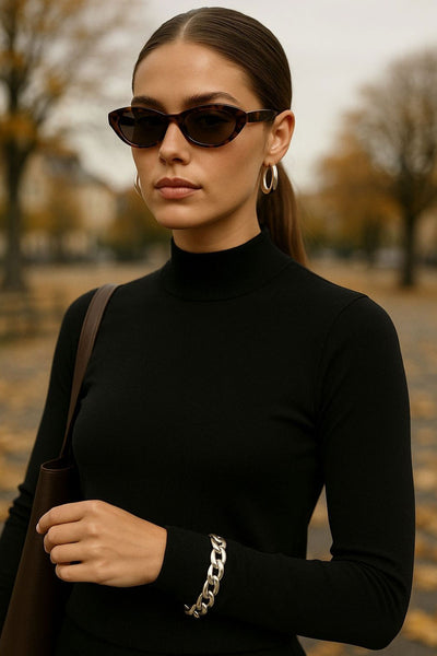 Jersey de punto, cuello alto con rib en borde, manga larga y fit recto.