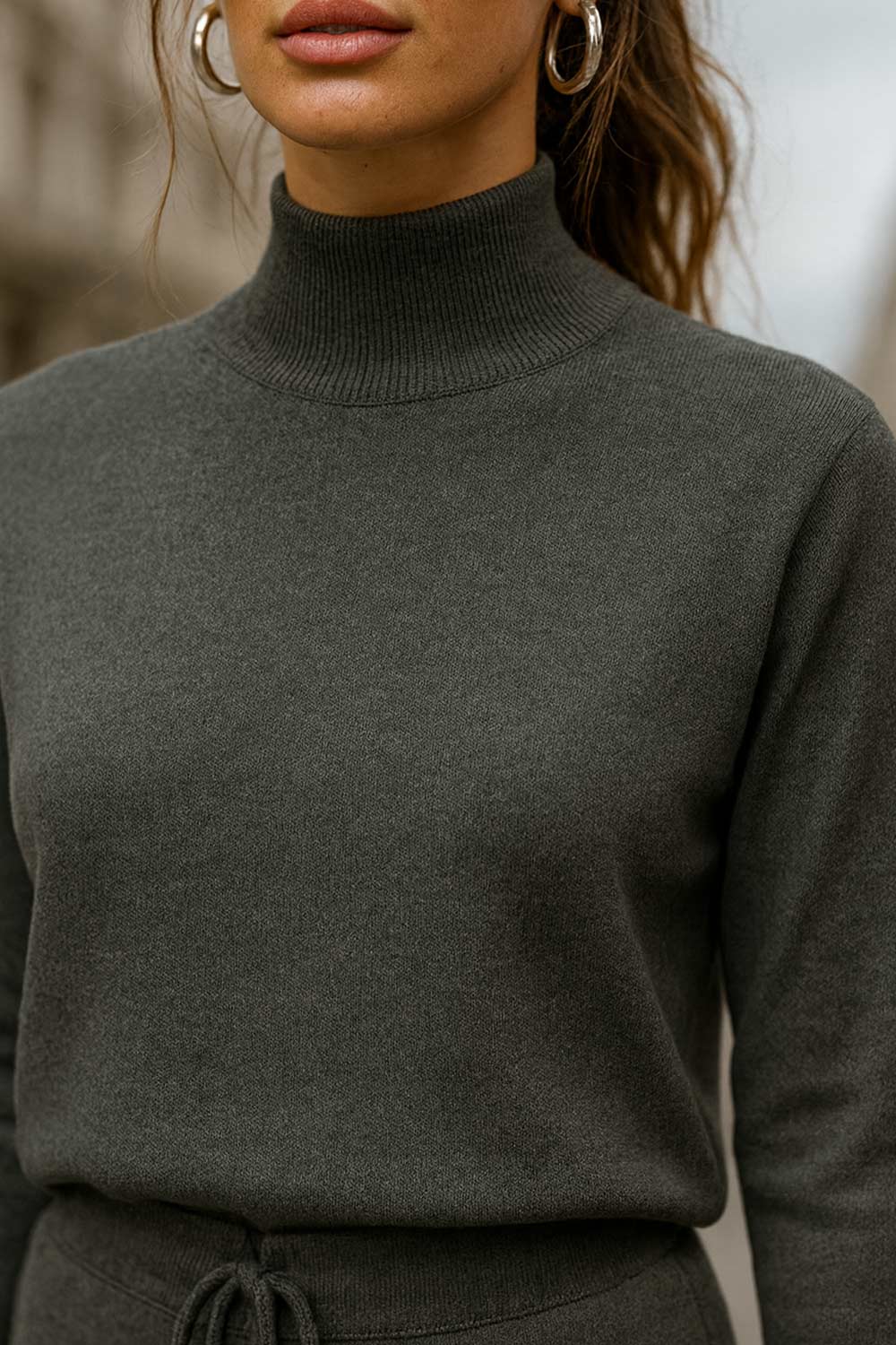 Jersey de punto, cuello alto con rib en borde, manga larga y fit recto.