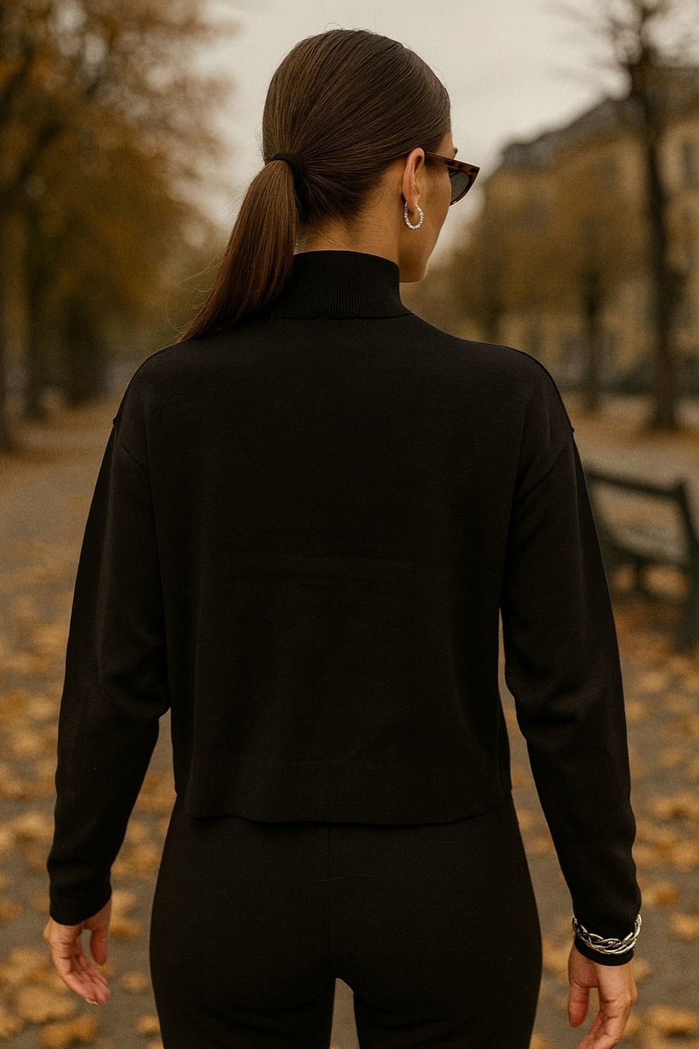 Jersey de punto, cuello alto con rib en borde, manga larga y fit recto.