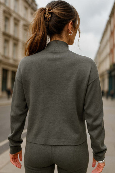 Jersey de punto, cuello alto con rib en borde, manga larga y fit recto.