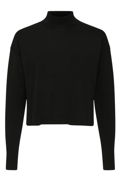 Jersey de punto, cuello alto con rib en borde, manga larga y fit recto.