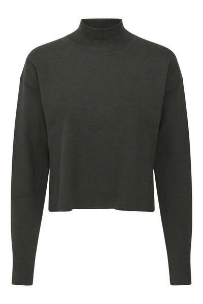 Jersey de punto, cuello alto con rib en borde, manga larga y fit recto.