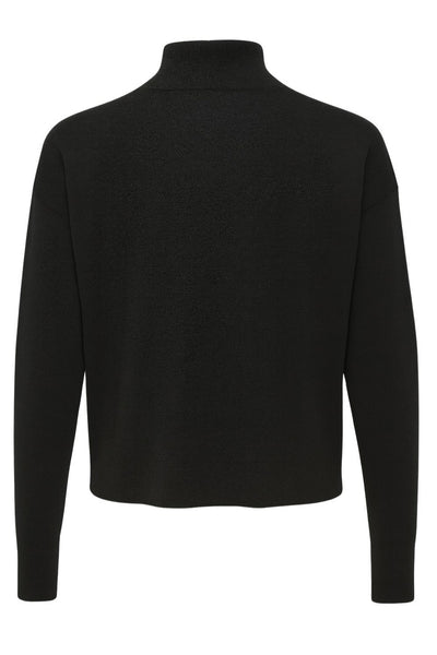 Jersey de punto, cuello alto con rib en borde, manga larga y fit recto.