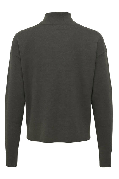 Jersey de punto, cuello alto con rib en borde, manga larga y fit recto.