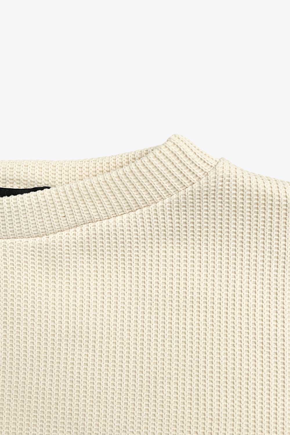 Jersey básico de punto, fit recto, cuello redondo y manga larga de hombro caído.