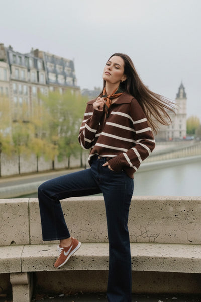 Jersey de punto, estampado rayas, fit recto, manga larga con rib en puños y escote v con cuello polo.