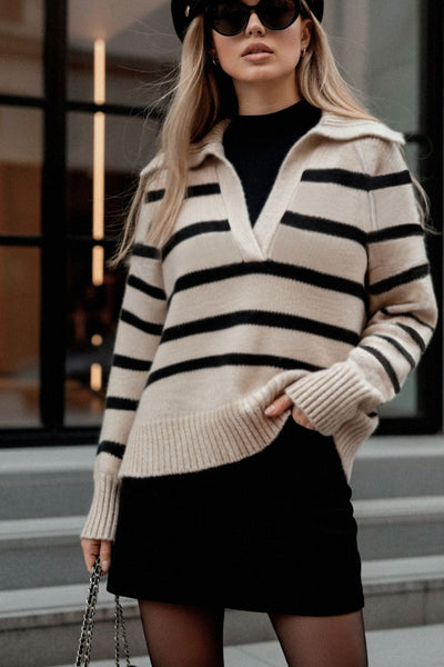 Jersey de punto, estampado rayas, fit recto, manga larga con rib en puños y escote v con cuello polo.