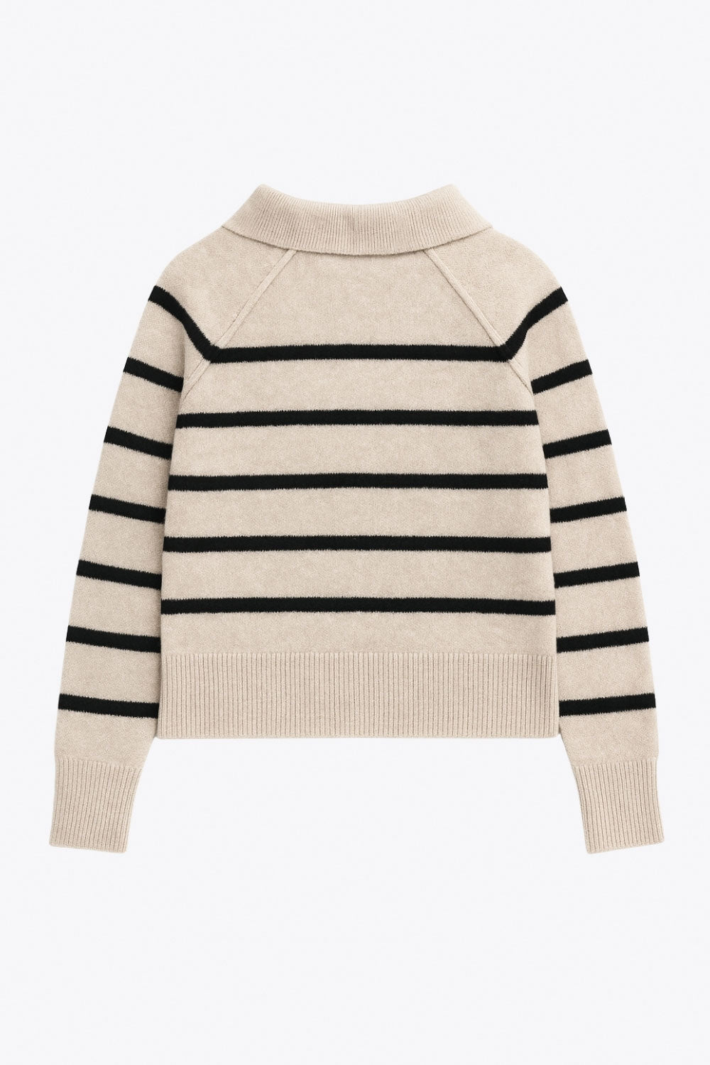 Jersey de punto, estampado rayas, fit recto, manga larga con rib en puños y escote v con cuello polo.