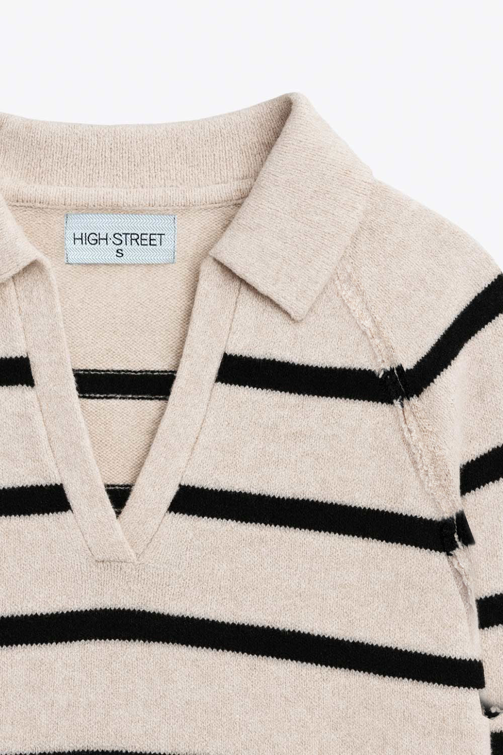 Jersey de punto, estampado rayas, fit recto, manga larga con rib en puños y escote v con cuello polo.