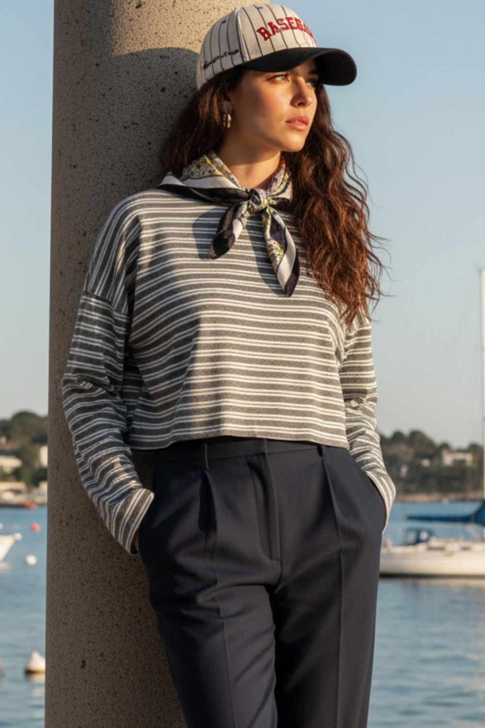 Jersey corto de fit ligeramente oversized, cuello redondo con rib y manga larga con hombro caído.