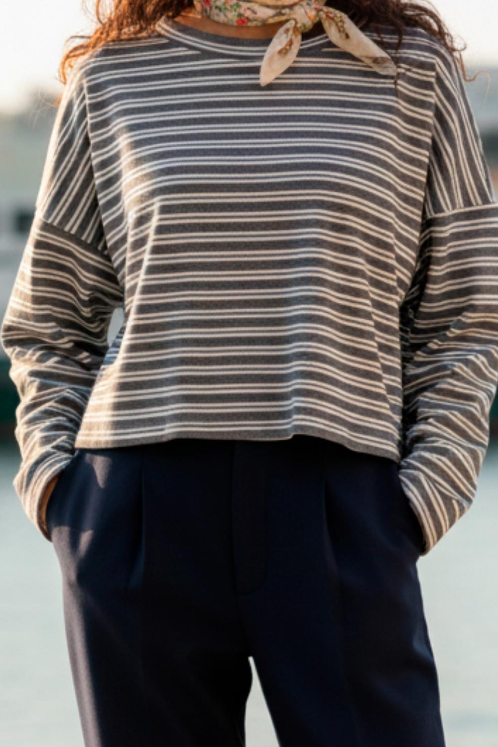 Jersey corto de fit ligeramente oversized, cuello redondo con rib y manga larga con hombro caído.