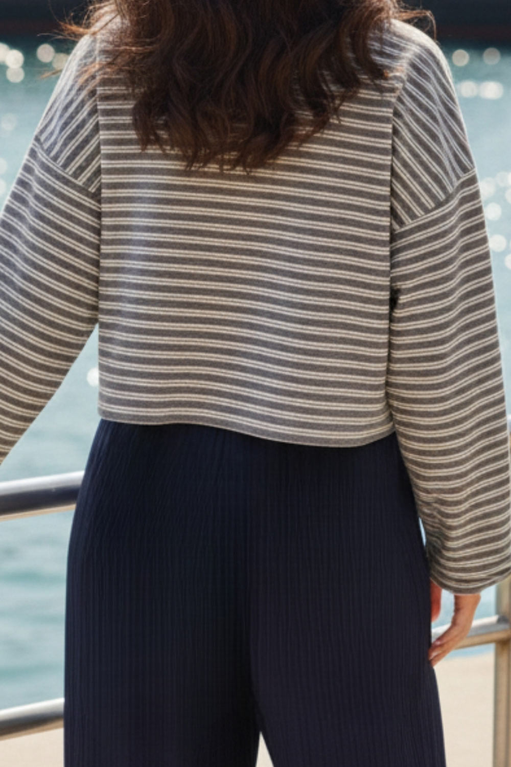 Jersey corto de fit ligeramente oversized, cuello redondo con rib y manga larga con hombro caído.