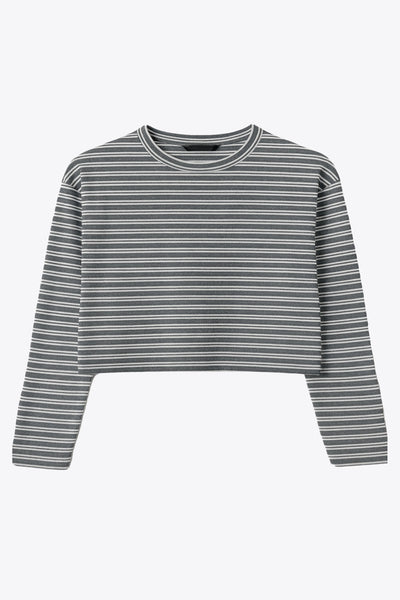 Jersey corto de fit ligeramente oversized, cuello redondo con rib y manga larga con hombro caído.