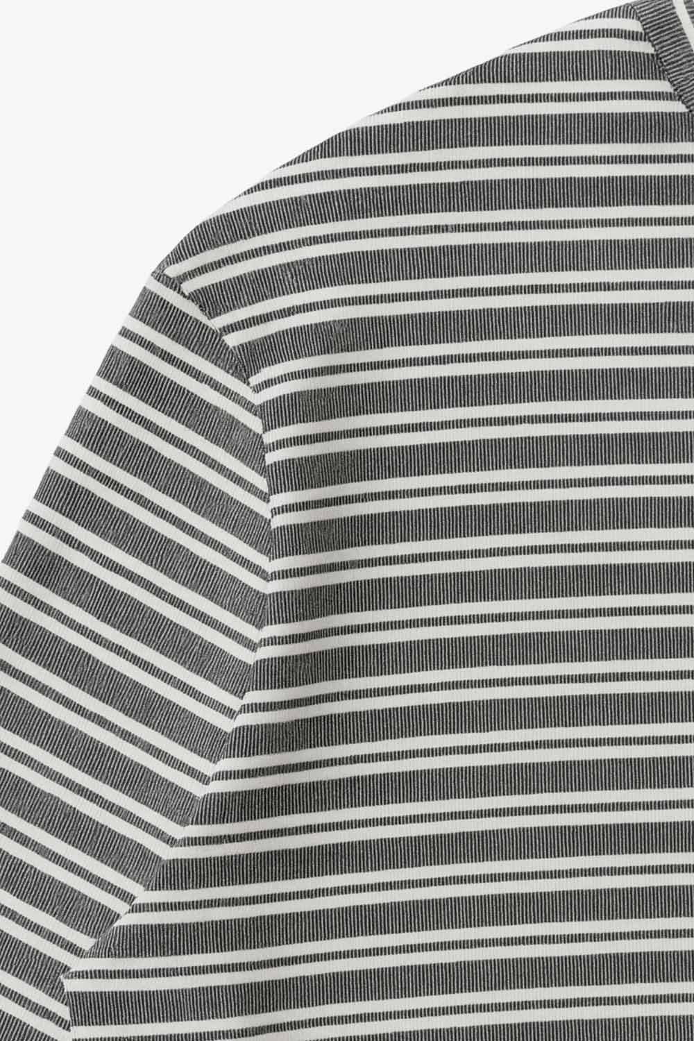 Jersey corto de fit ligeramente oversized, cuello redondo con rib y manga larga con hombro caído.