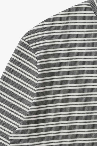 Jersey corto de fit ligeramente oversized, cuello redondo con rib y manga larga con hombro caído.