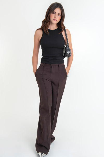 Tank top canalé de fit ajustado, sin mangas, cuello redondo y rib en bordes.