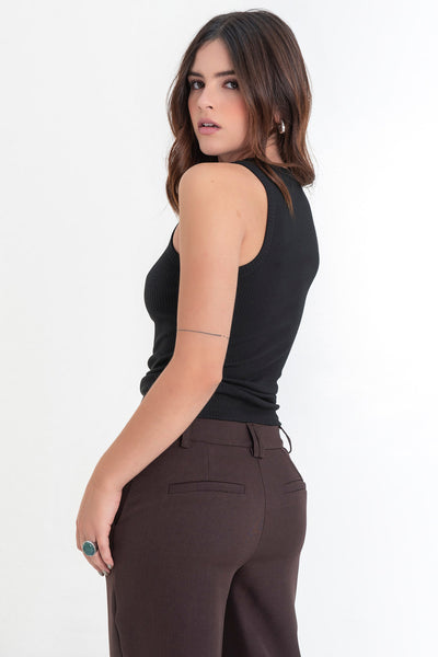 Tank top canalé de fit ajustado, sin mangas, cuello redondo y rib en bordes.