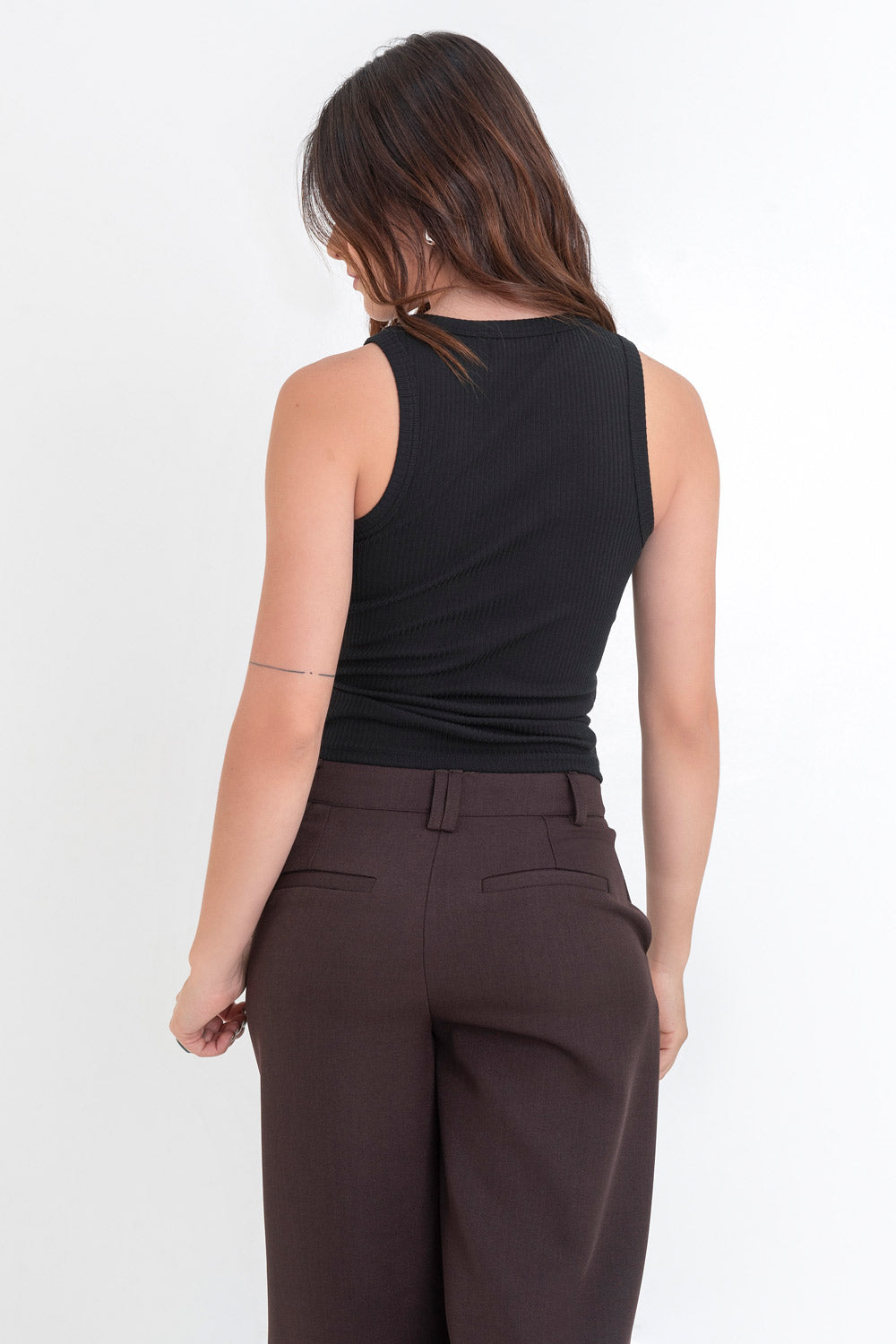 Tank top canalé de fit ajustado, sin mangas, cuello redondo y rib en bordes.