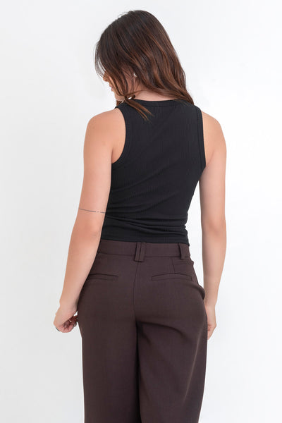 Tank top canalé de fit ajustado, sin mangas, cuello redondo y rib en bordes.