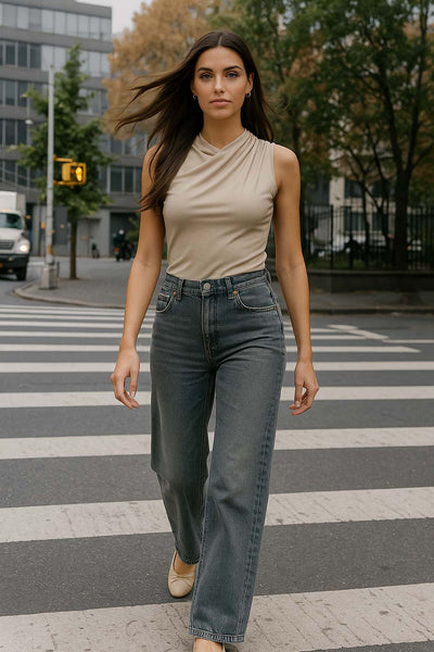 Top de fit ajustado, sin mangas, cuello fluido y plisados decorativos en hombros.