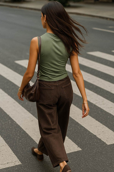 Top de fit ajustado, sin mangas, cuello fluido y plisados decorativos en hombros.