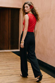 Top de fit ajustado, sin mangas, cuello fluido y plisados decorativos en hombros.