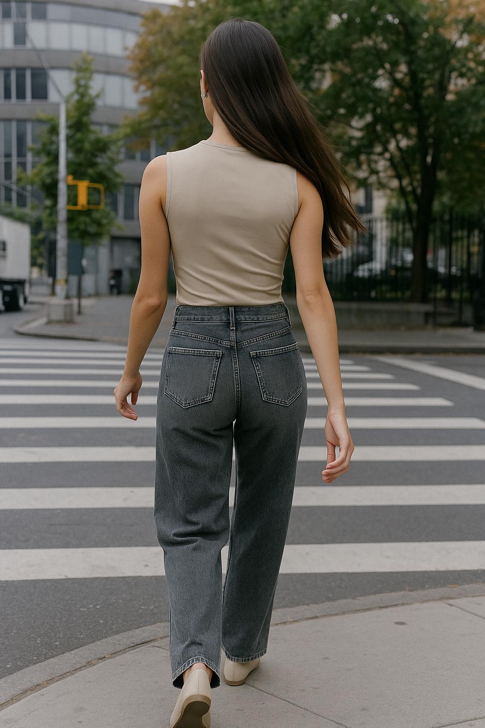 Top de fit ajustado, sin mangas, cuello fluido y plisados decorativos en hombros.