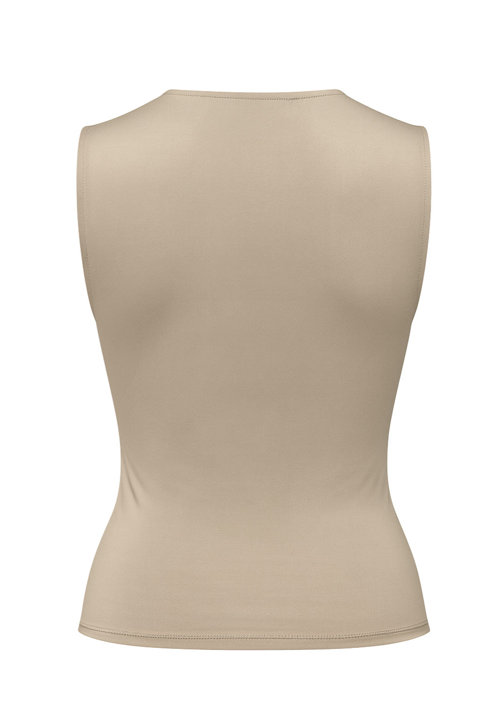 Top de fit ajustado, sin mangas, cuello fluido y plisados decorativos en hombros.