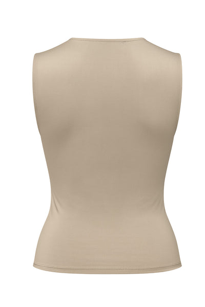 Top de fit ajustado, sin mangas, cuello fluido y plisados decorativos en hombros.