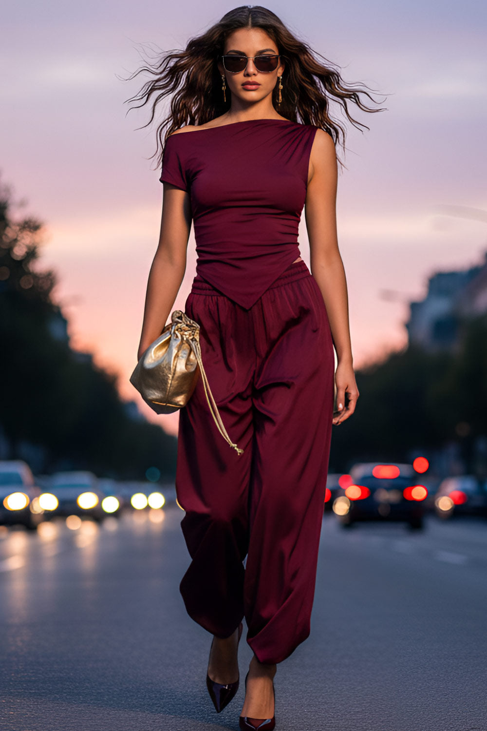 Top ajustado sin mangas, de cuello diagonal con hombro descubierto, plisados en hombros y bajo frontal asimétrico.