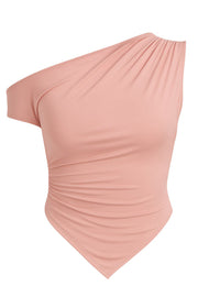 Top ajustado sin mangas, de cuello diagonal con hombro descubierto, plisados en hombros y bajo frontal asimétrico.