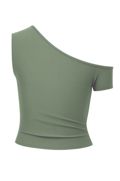 Top ajustado sin mangas, de cuello diagonal con hombro descubierto, plisados en hombros y bajo frontal asimétrico.