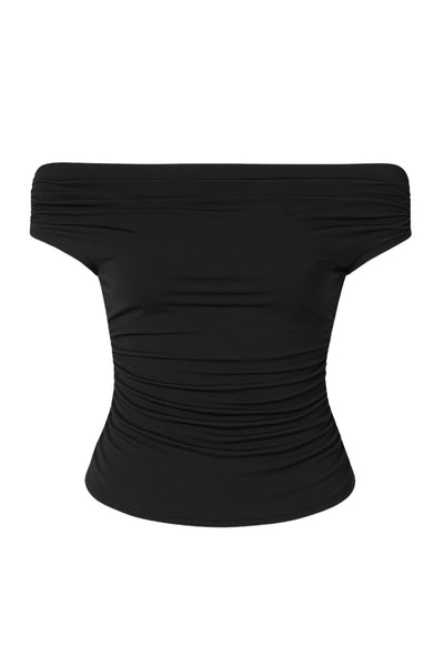 Top de fit ajustado, hombros descubiertos, manga corta seguida con plisados laterales, escote recto y plisados en costados.