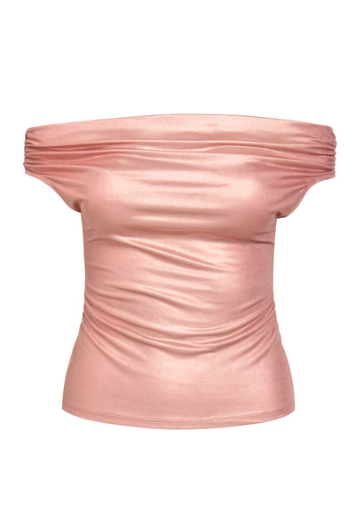 Top metálico de fit ajustado, hombros descubiertos, escote recto y manga corta seguida con plisados laterales.