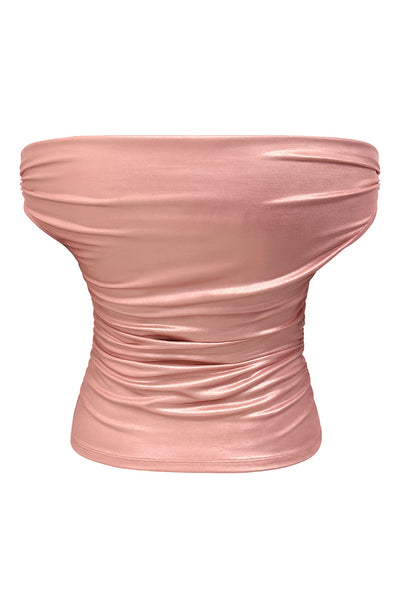 Top metálico de fit ajustado, hombros descubiertos, escote recto y manga corta seguida con plisados laterales.