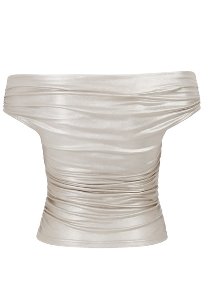 Top metálico de fit ajustado, hombros descubiertos, escote recto y manga corta seguida con plisados laterales.