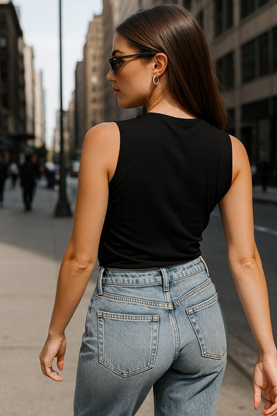 Top corto de fit ajustado, sin mangas, cuello barco, plisados decorativos en hombro y costados.