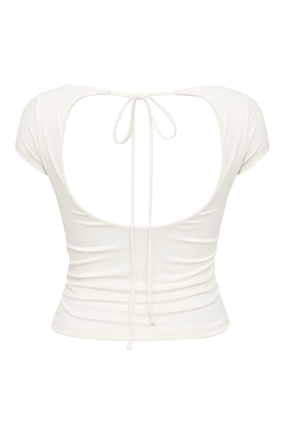 Top de fit ajustado, manga corta, cuello barco y escote en espalda con lazo amarrable posterior.