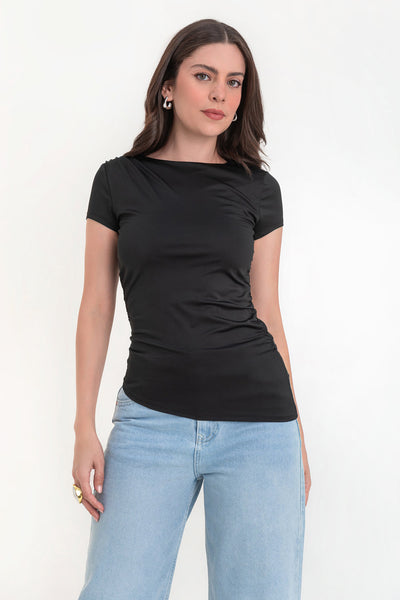 Top de fit ajustado, manga corta, cuello barco, plisados en costados y bajo curveado asimétrico.