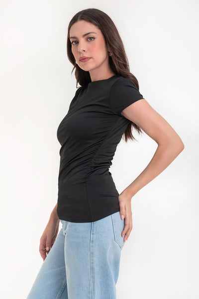 Top de fit ajustado, manga corta, cuello barco, plisados en costados y bajo curveado asimétrico.