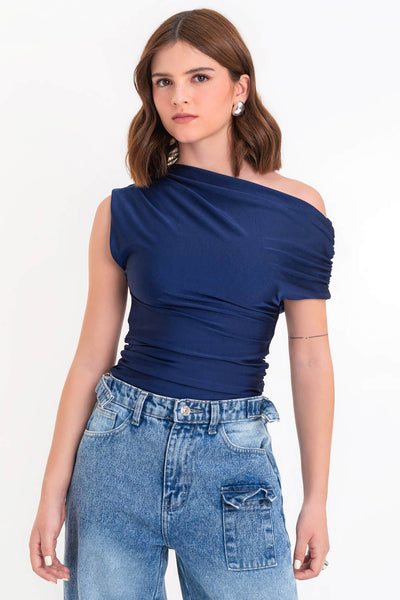 Top ajustado asimétrico de escote diagonal, una manga corta seguida con hombro descubierto y plisados en hombros.