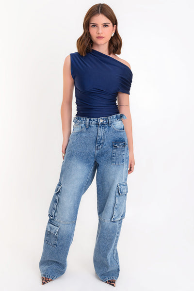 Top ajustado asimétrico de escote diagonal, una manga corta seguida con hombro descubierto y plisados en hombros.