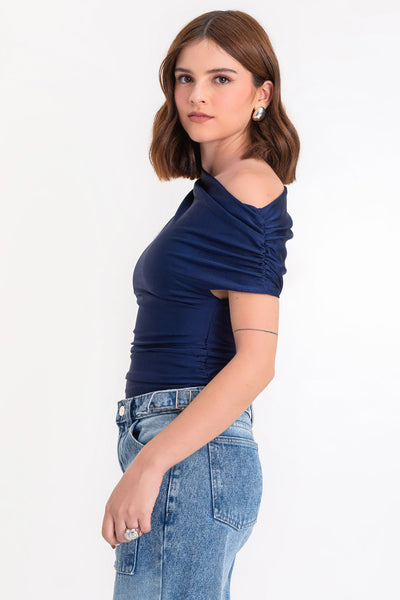 Top ajustado asimétrico de escote diagonal, una manga corta seguida con hombro descubierto y plisados en hombros.