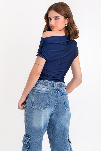 Top ajustado asimétrico de escote diagonal, una manga corta seguida con hombro descubierto y plisados en hombros.