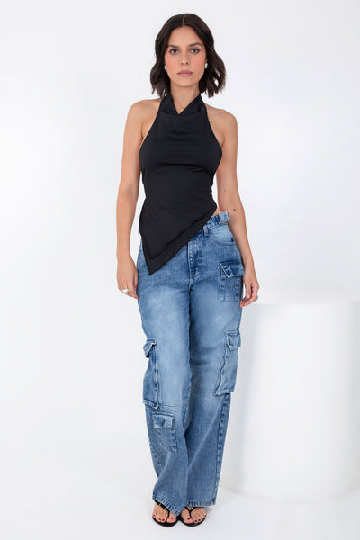 Top asimétrico de fit ajustado, cuello halter con escote fluido, sin mangas, bajo asimétrico frontal, escote en espalda y cierre posterior con lazo amarrable.