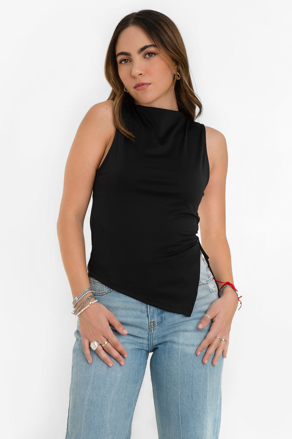 Top asimétrico de fit recto, cuello barco, sin mangas, bajo asimétrico diagonal con abertura lateral y lazo amarrable decorativo.